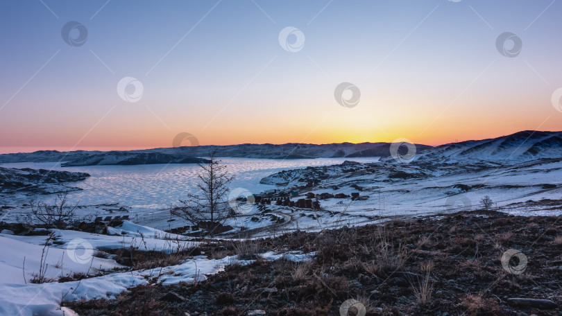 Скачать Зимний восход солнца в Сибири.  Блики солнца на льду замерзшего озера. Байкал фотосток Ozero