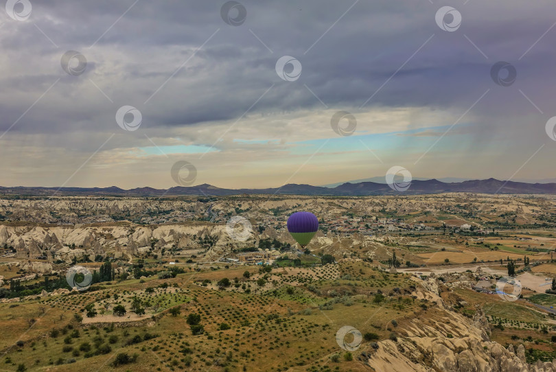Скачать Яркий воздушный шар пролетает над Каппадокией. Турция фотосток Ozero