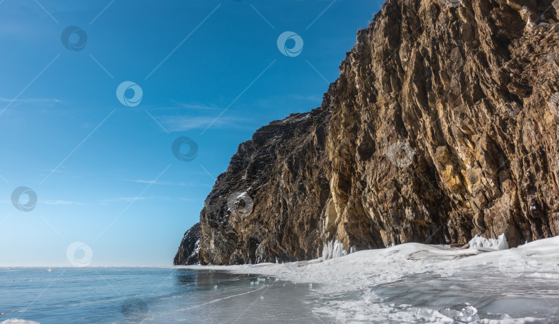 Скачать Живописная гранитная скала на берегу замерзшего озера. фотосток Ozero