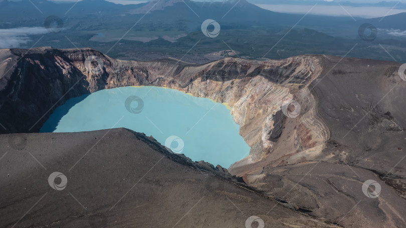 Скачать Безжизненное кислотное озеро в кратере вулкана. фотосток Ozero