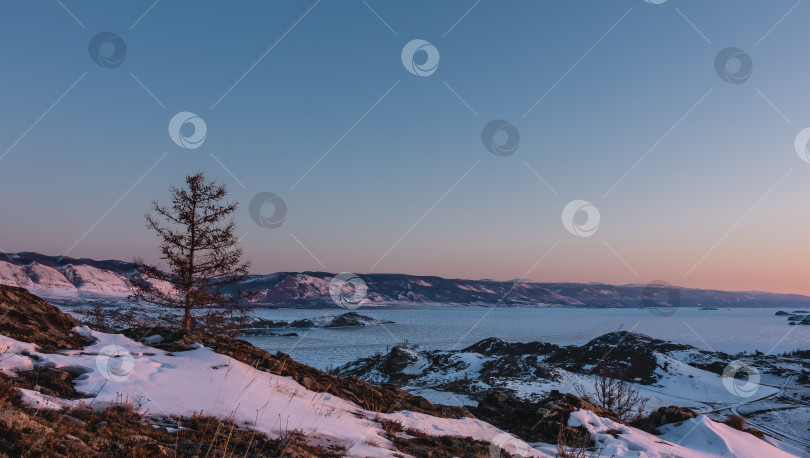 Скачать Зимний рассвет в Сибири. Замерзшее озеро окружено горным хребтом. Байкал фотосток Ozero