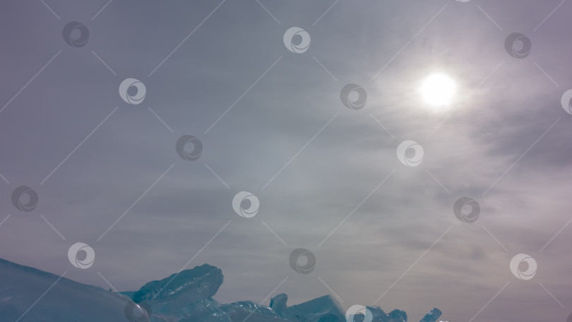 Скачать Бирюзовые льдины на фоне облачного неба. Нижний левый угол. фотосток Ozero