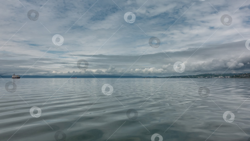 Скачать Легкая рябь пробегает по воде Тихого океана. фотосток Ozero