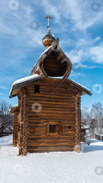 Скачать Старая христианская часовня построена из некрашеных бревен. фотосток Ozero