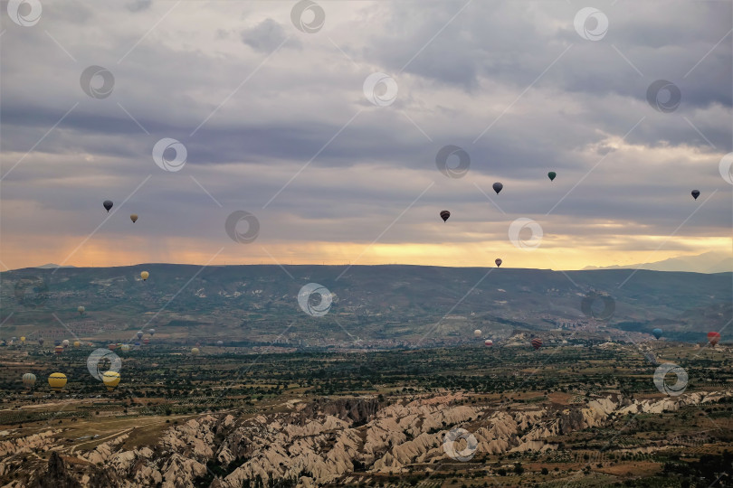 Скачать Рассвет над долиной Каппадокии.  Разноцветные воздушные шары летают над землей. фотосток Ozero