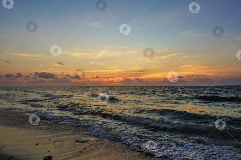 Скачать Рассвет над Карибским морем. Небо над горизонтом выделено оранжевым цветом. фотосток Ozero