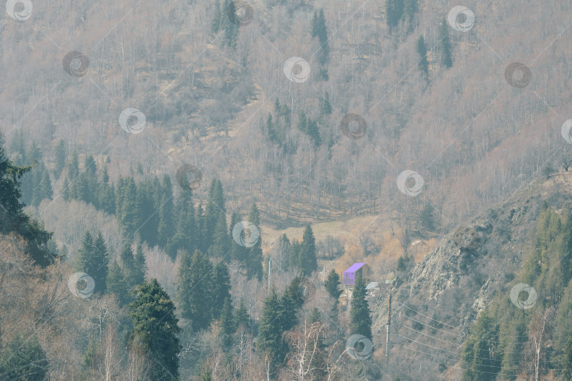 Скачать Маленький фиолетовый домик в горах фотосток Ozero