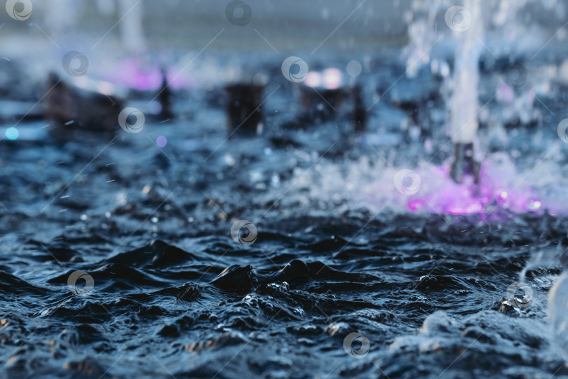 Скачать Вода в фонтане крупным планом фотосток Ozero