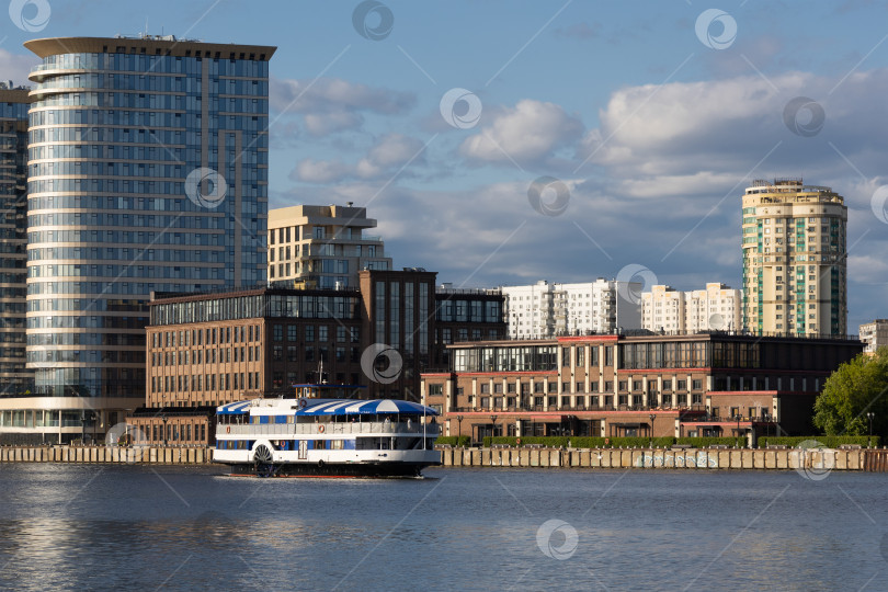 Скачать Прогулочный катер на Химкинском водохранилище. Москва фотосток Ozero