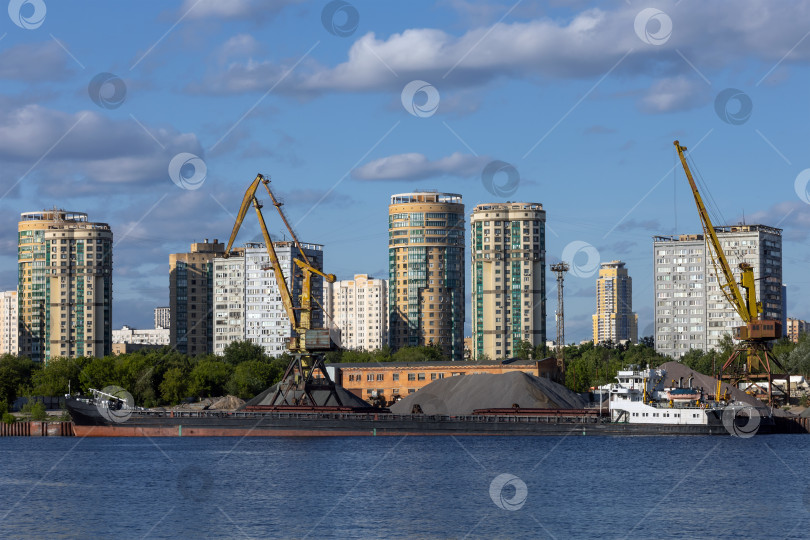 Скачать Погрузка баржи.  Химкинское водохранилище. Москва фотосток Ozero