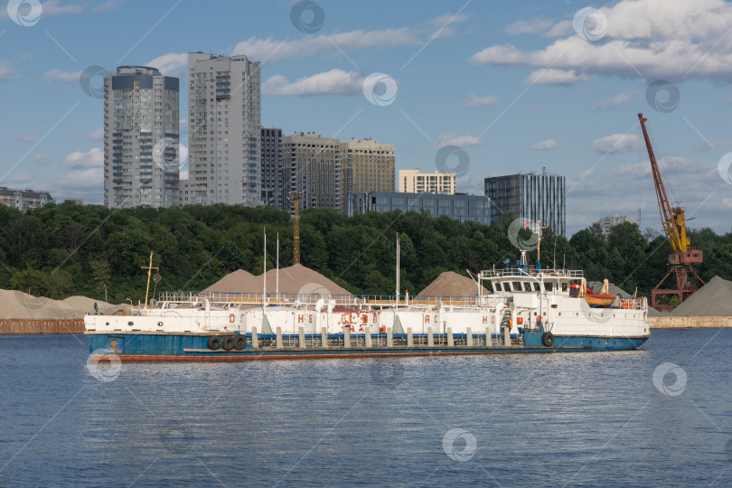 Скачать Танкер идет по Химкинскому водохранилищу. Москва фотосток Ozero