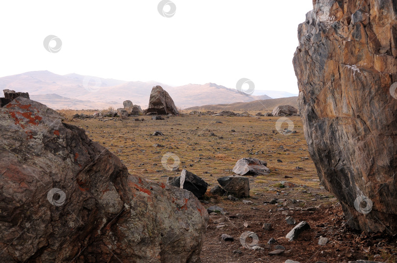 Скачать Остатки древней каменной обсерватории, стоящей в центре степи ранней осенью. фотосток Ozero