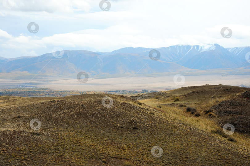 Скачать Взгляд с холмов на пустынную осеннюю степь, раскинувшуюся у подножия горного хребта. фотосток Ozero
