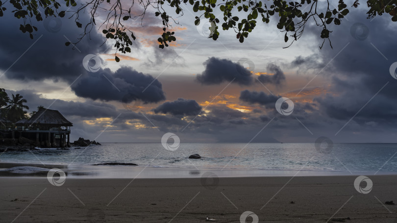 Скачать Прекрасный романтический закат на тропическом острове. фотосток Ozero