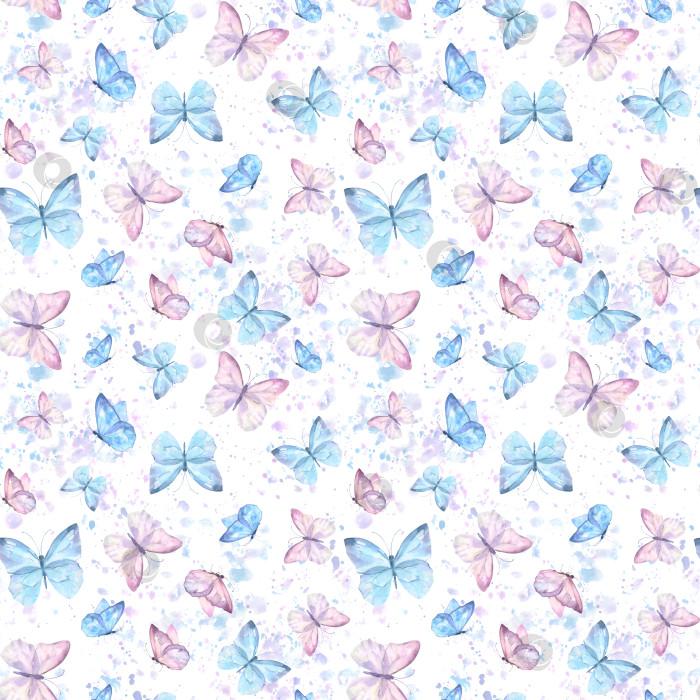 Скачать Милые бабочки, нарисованные вручную акварелью с бесшовным рисунком. Нежные бабочки голубого и фиолетового цветов с акварельными всплесками, акварельная иллюстрация на белом фоне. фотосток Ozero