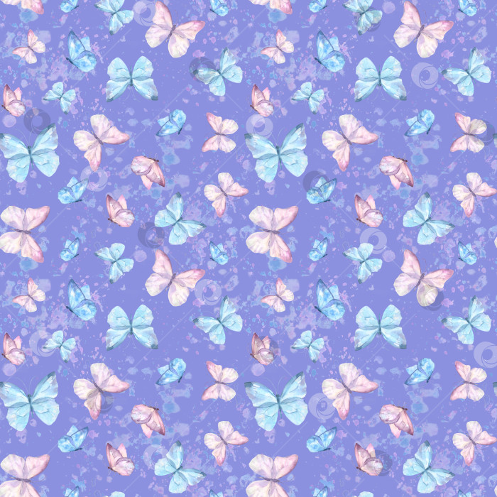 Скачать Милые бабочки, нарисованные вручную акварелью с бесшовным рисунком. Нежные бабочки голубого и фиолетового цветов с акварельными всплесками, акварельная иллюстрация на синем фоне. фотосток Ozero