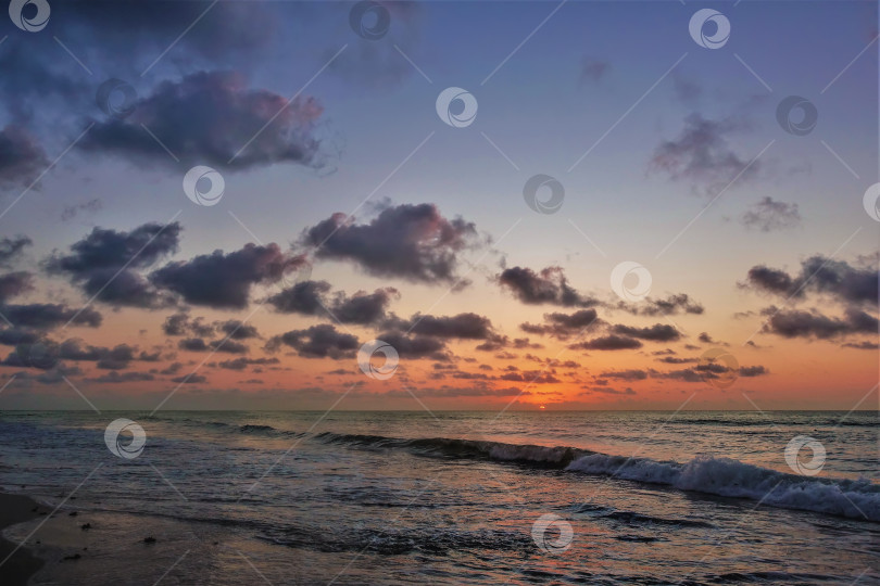 Скачать Раннее утро.  Волны Карибского моря пенятся на песчаном пляже. Мексика фотосток Ozero