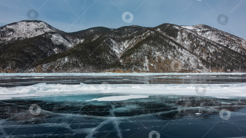 Скачать На голубом льду замерзшего озера видны трещины, снежные пятна, торосы. Байкал фотосток Ozero
