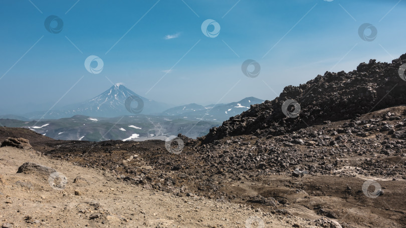 Скачать Тропа на склоне горы усыпана вулканическими камнями. Камчатка фотосток Ozero