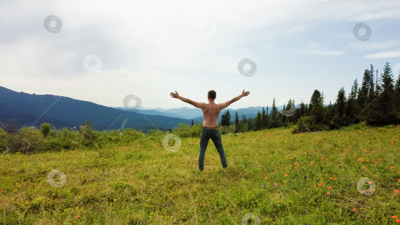Скачать Вид с высоты птичьего полета на человека, занимающегося йогой на фоне горного пейзажа. фотосток Ozero