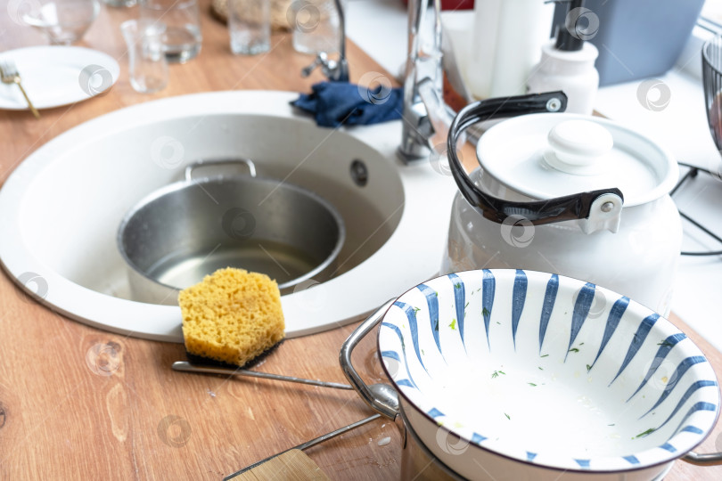 Скачать Беспорядок на кухне, грязная посуда на столе, разбросанные тонкие фотосток Ozero