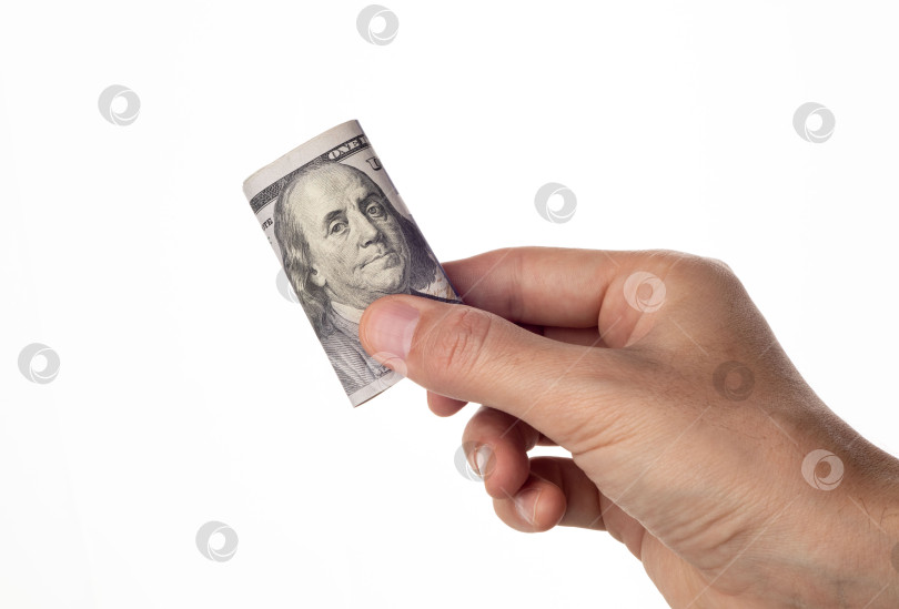 Скачать Мужская рука, протягивающая рулон 100-долларовых купюр, выделенных на белом фоне. Сто долларов США фотосток Ozero