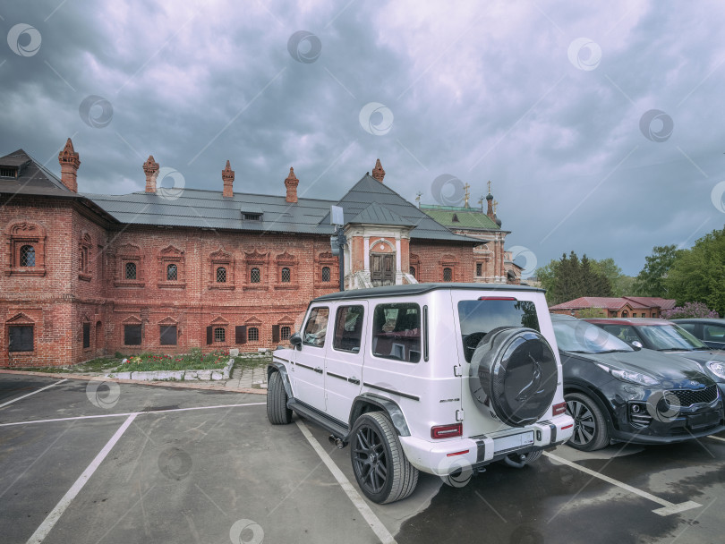 Скачать Крутицкое подворье в Москве. Автомобили на служебной стоянке монастыря. Крутицкое подворье в Москве. Автомобили на служебной стоянке монастыря. фотосток Ozero