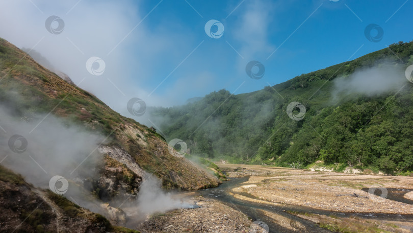 Скачать Уникальная Долина Гейзеров на Камчатке. Река течет по каменистому руслу. фотосток Ozero