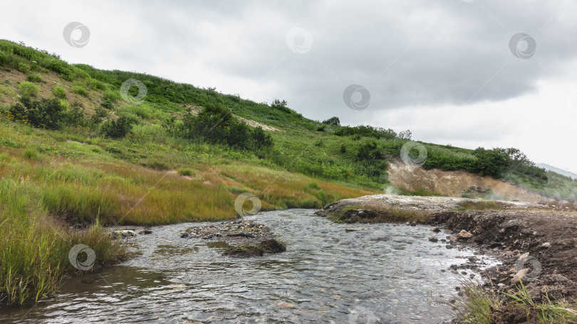 Скачать В долине горячих источников протекает ручей. На почве берегов имеются залежи серы. фотосток Ozero