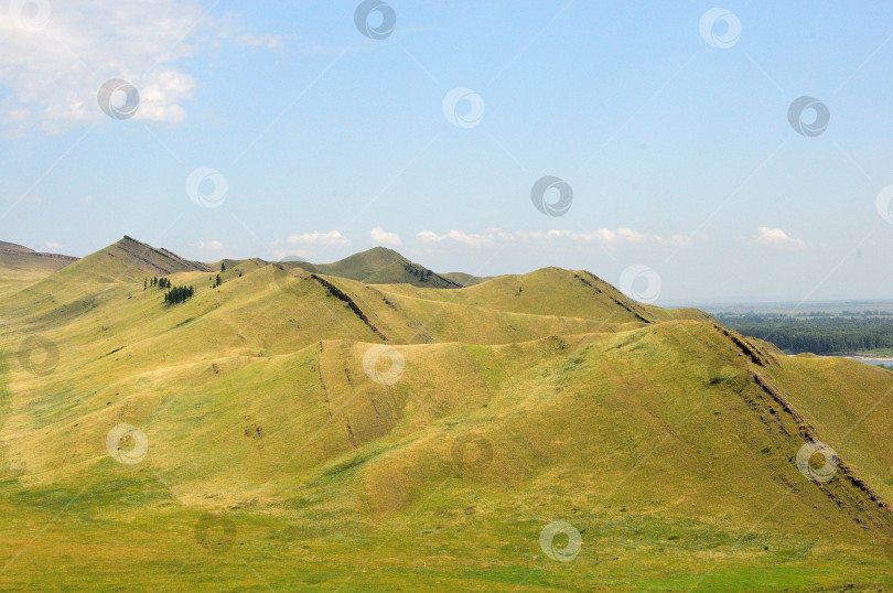 Скачать Гряда высоких холмов в длинном ряду со скалистыми образованиями на вершине. фотосток Ozero