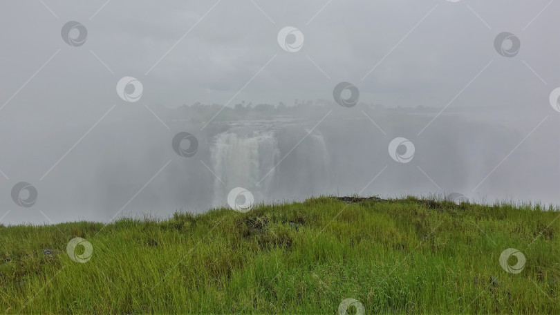 Скачать Мощные потоки водопада Виктория скрыты в густом тумане. фотосток Ozero