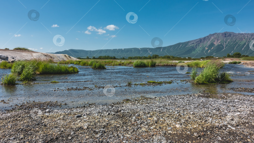 Скачать Кальдера потухшего вулкана окружена горами.  Камчатка фотосток Ozero