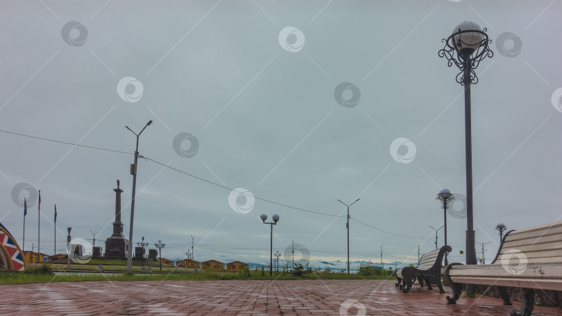 Скачать Туман над городом. На набережную поднимается каменная лестница. Здесь есть высокие фонари, скамейки, торговые центры. фотосток Ozero