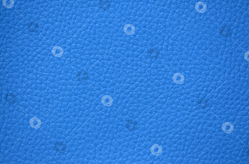 Скачать Фрагмент натуральной кожи с мелким сетчатым рисунком, искусственно окрашенный в ярко-синий цвет. фотосток Ozero