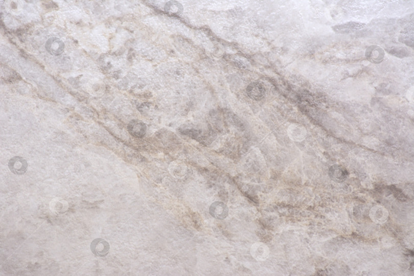 Скачать Бледно-серый гранит, плоская поверхность из натурального камня с коричневыми прожилками крупным планом. фотосток Ozero
