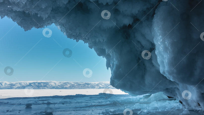 Скачать В пещере со свода грота свисают ряды причудливых голубых сосулек, похожих на кружева. фотосток Ozero