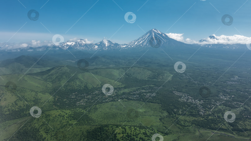 Скачать Вид на Камчатку с высоты. Среди зеленых гор есть деревня фотосток Ozero