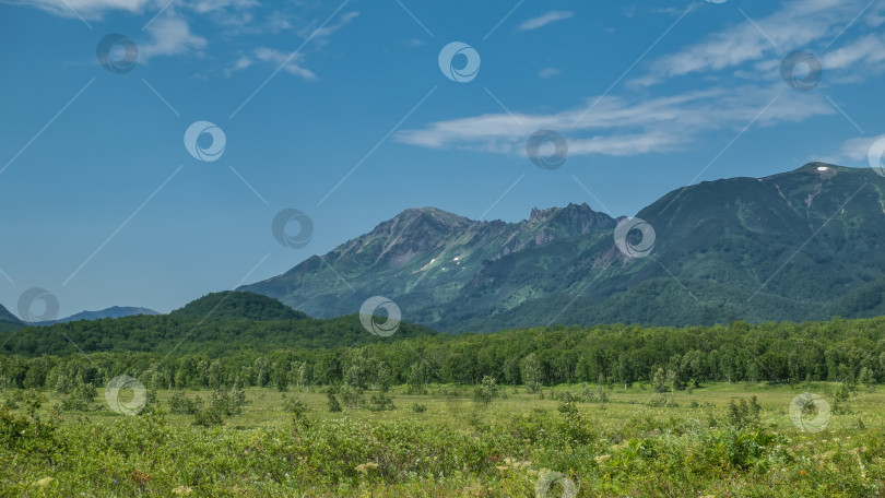 Скачать Живописный горный хребет на фоне голубого неба. фотосток Ozero