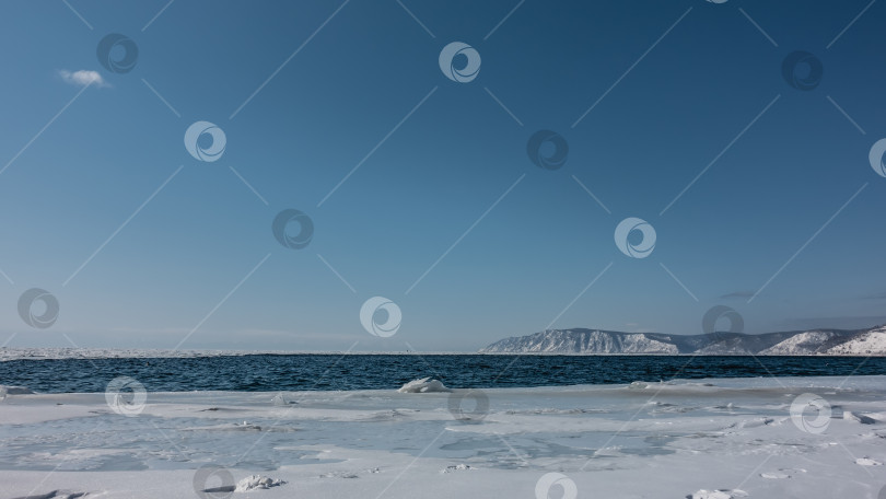 Скачать Сугробы лежат на берегу незамерзающей реки. . Ангара фотосток Ozero