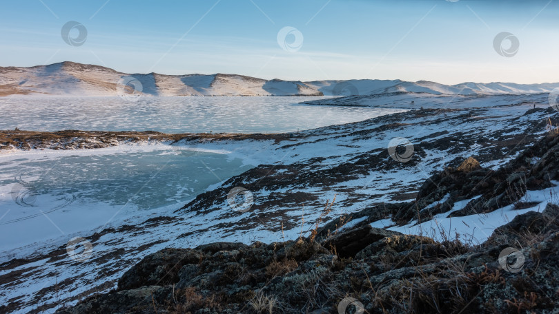 Скачать Два замерзших озера разделены тонкой полоской суши. фотосток Ozero