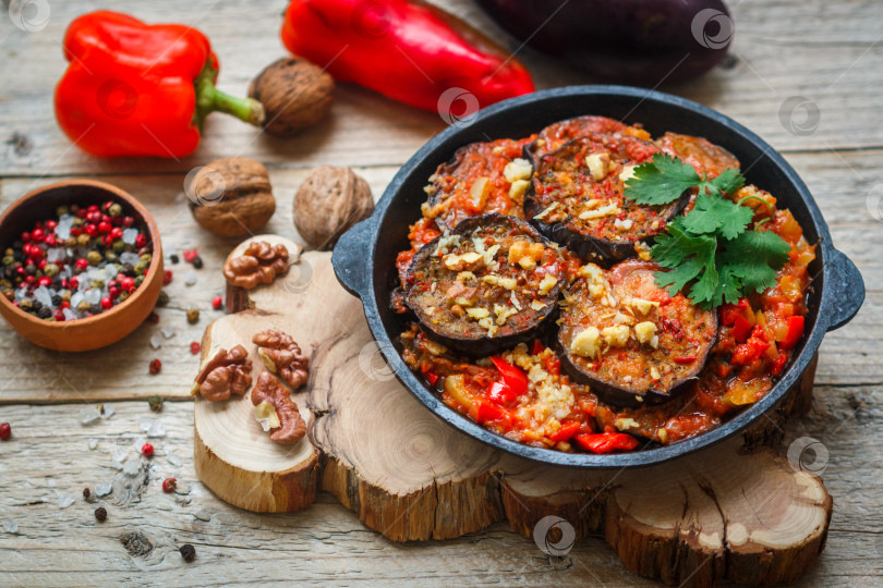 Скачать Запеченные баклажаны с перцем, чесноком, помидорами и грецкими орехами. Холодный фотосток Ozero