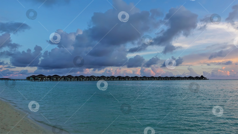 Скачать Ряд вилл на воде протянулся над аквамариновым океаном. фотосток Ozero