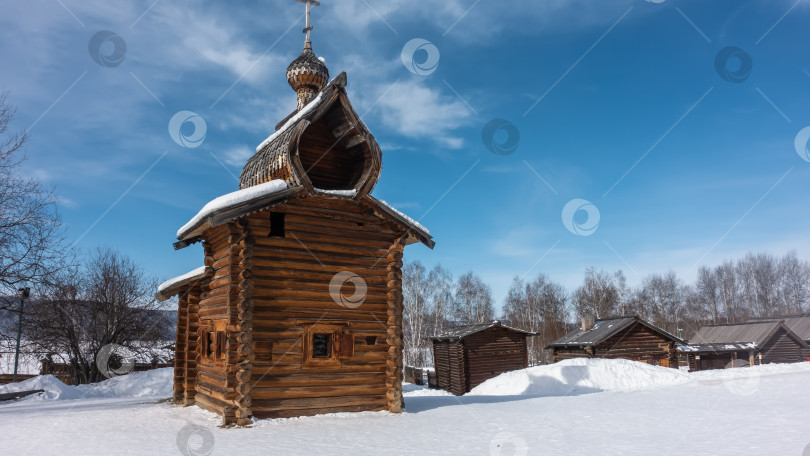 Скачать Старая церковь построена из некрашеных бревен. Маленькие окна со ставнями. фотосток Ozero