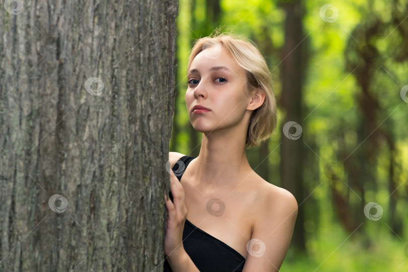 Скачать красивая молодая женщина рядом с деревом в лесу фотосток Ozero
