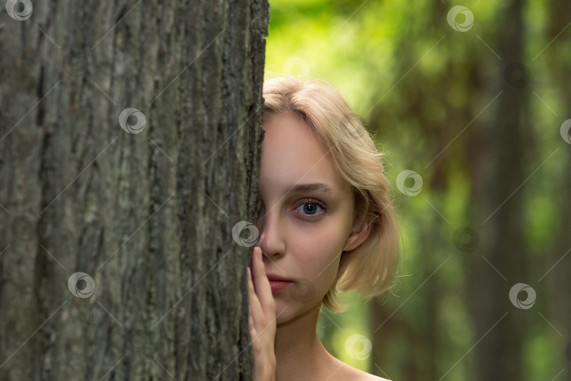 Скачать симпатичная молодая женщина рядом с деревом в лесу фотосток Ozero