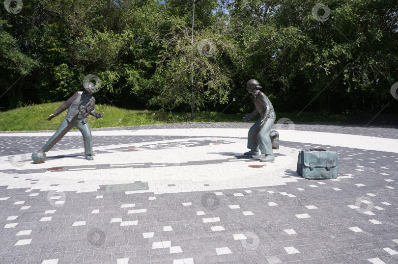 Скачать Казань, Татарстан, Россия - июнь 2023: Скульптура "Мальчики, играющие в футбол" на Фестивальном бульваре фотосток Ozero