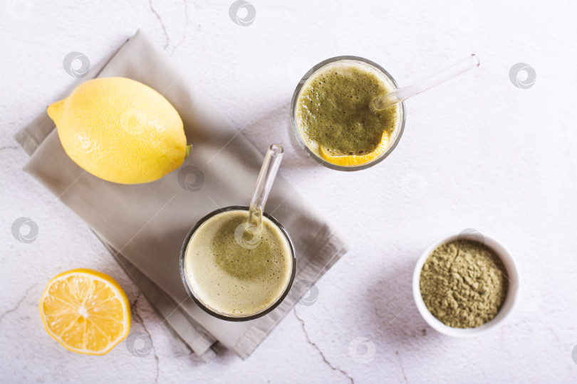 Скачать Освежающий чай матча с лимоном в стаканах с соломинками на крышке фотосток Ozero