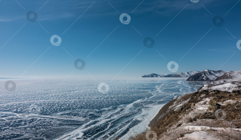 Скачать Ажурные снежные узоры на голубом льду замерзшего озера. фотосток Ozero