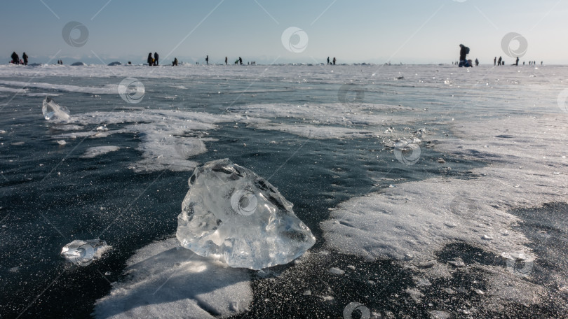 Скачать На замерзшем озере блестят осколки льда. Тень на снегу фотосток Ozero