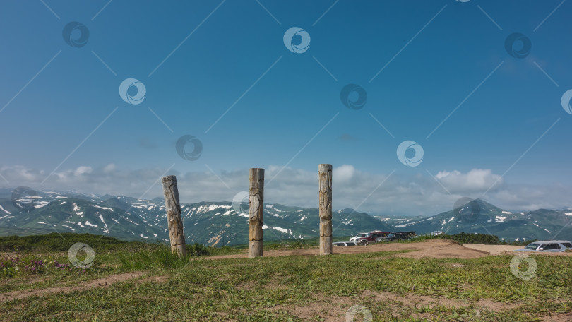 Скачать Старые деревянные тотемные столбы стоят на холме.  Камчатка фотосток Ozero